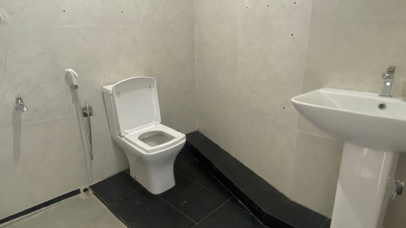 2nd Lane, Aruppola, Kandy, Kandy 20000, 1 Bedroom Bedrooms, ,2 BathroomsBathrooms,Apartment,For Rent, Aruppola,2,1185